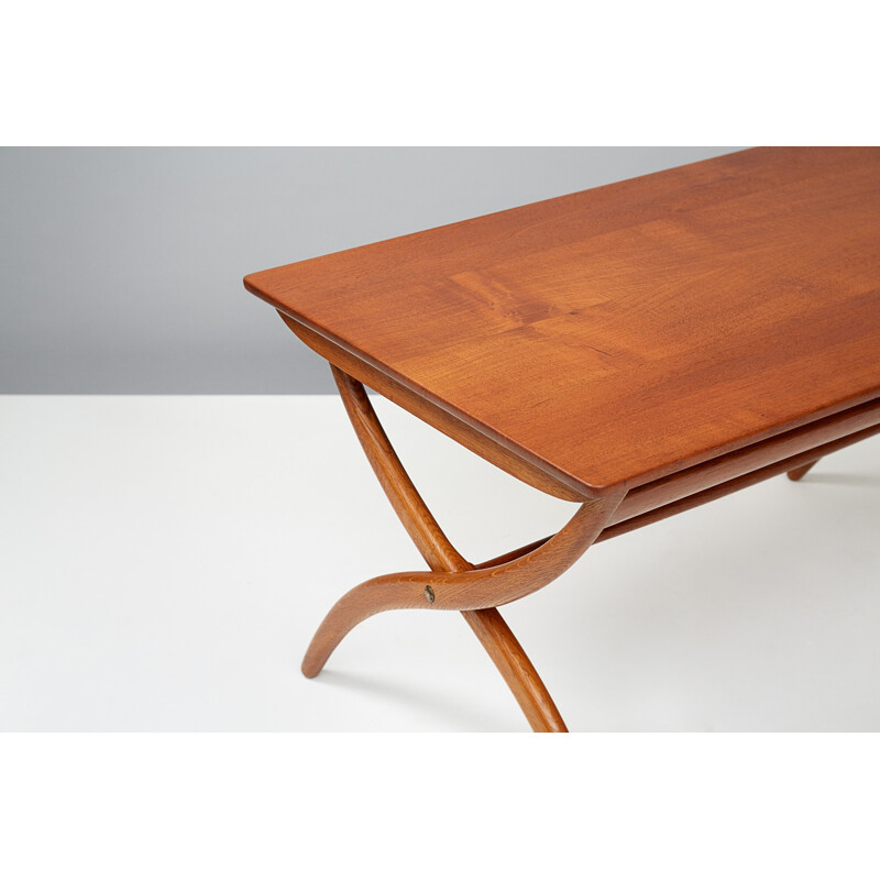 Table à piétement croisé en teck et chêne par Ole Wanscher - 1950