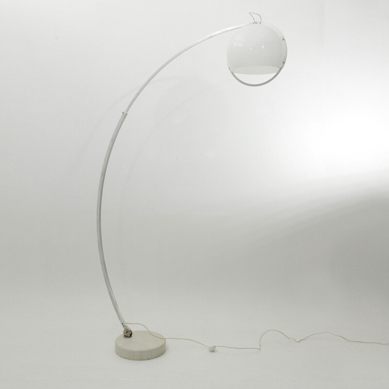 Lampadaire vintage à arc avec abat-jour en plexiglas - 1960