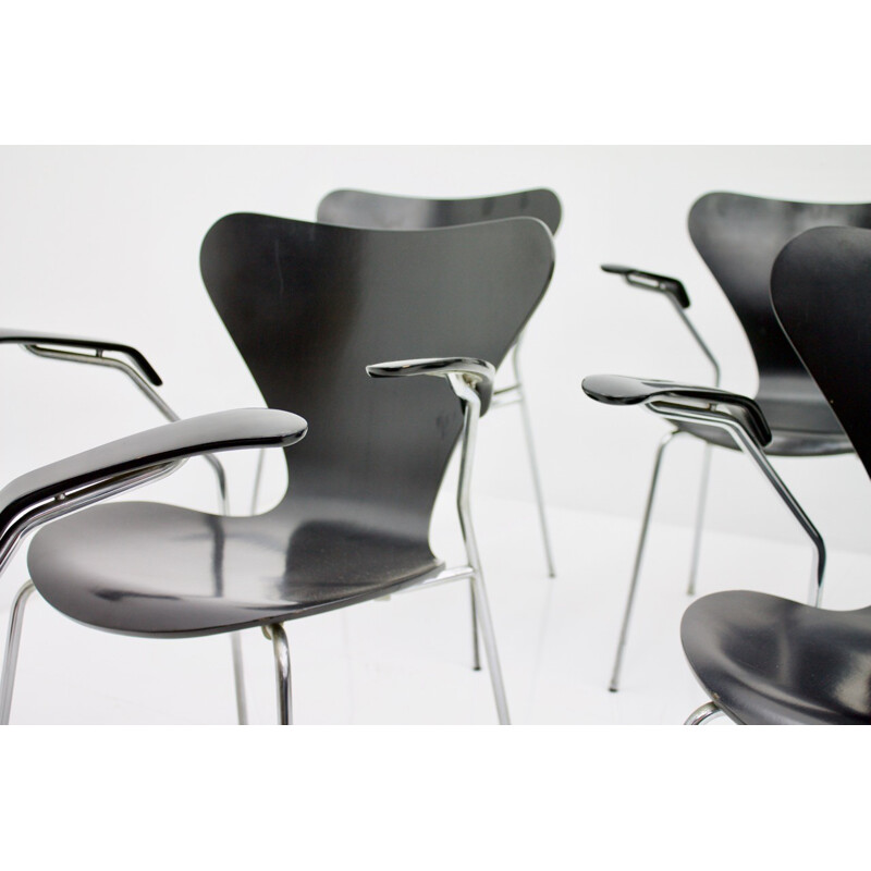 Suite de 8 chaises vintage "3207" noires par Arne Jacobsen pour Fritz Hansen - 1950