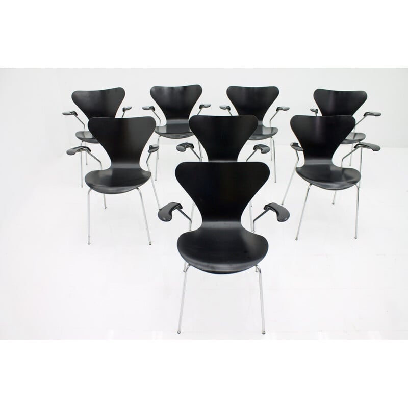 Suite de 8 chaises vintage "3207" noires par Arne Jacobsen pour Fritz Hansen - 1950