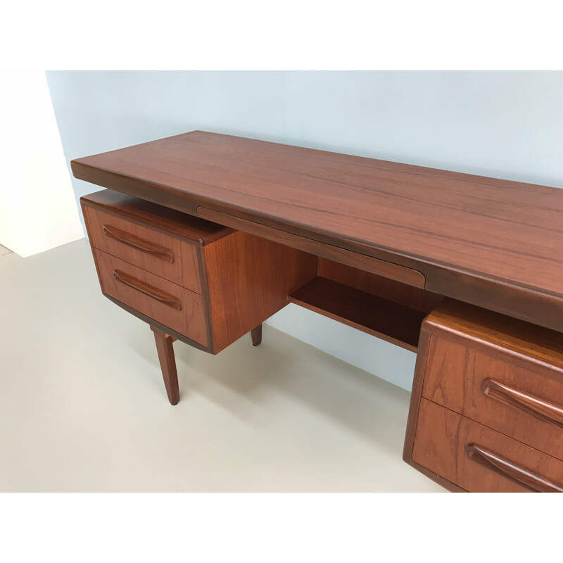 Bureau vintage en teck par G-Plan - 1960