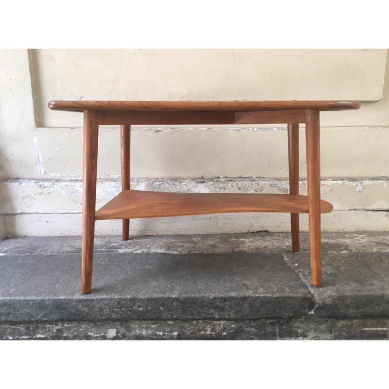 Vintage teak coffee  with a triangle shape with shelf - 1960s