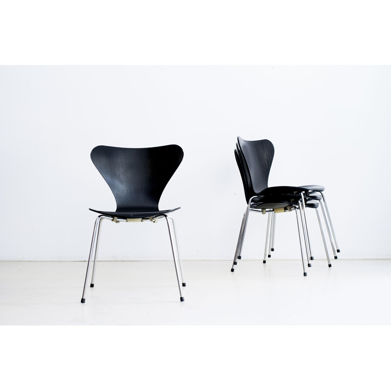 Set of 4 chairs "3107" in black lacquered wood by Fritz Hansen - 1989