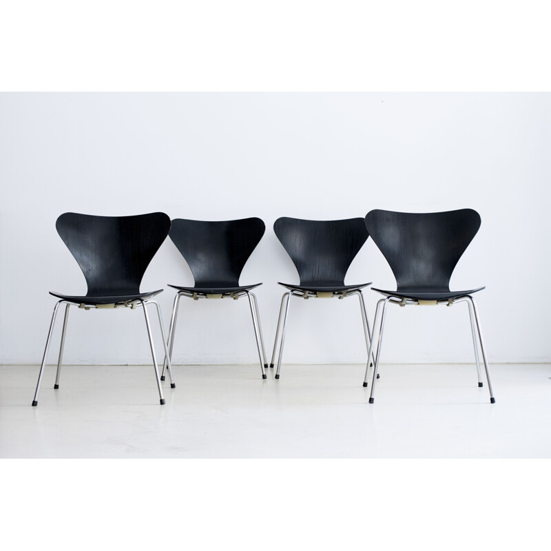 Set of 4 chairs "3107" in black lacquered wood by Fritz Hansen - 1989