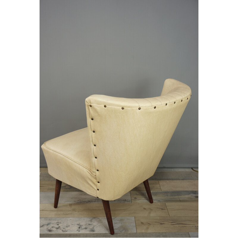 Fauteuil vintage en simili cuir beige - 1950