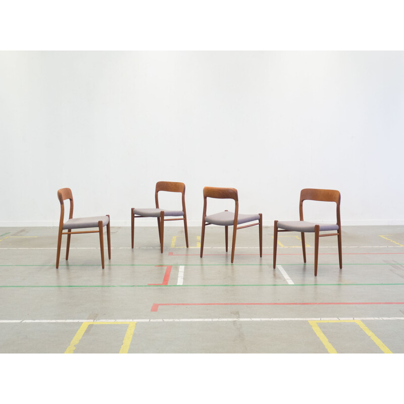 Suite de 4 chaises "75" par Niels Moller pour J.L. Møller Møbelfabik - 1950