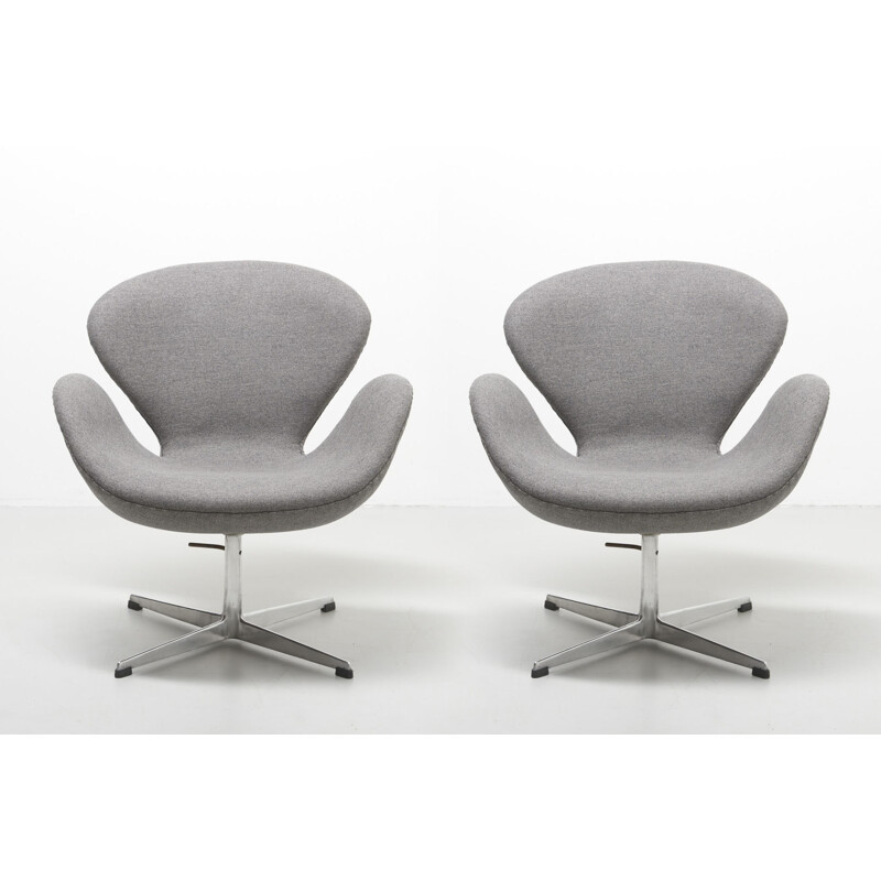 Pair of vintage Swan chairs by Arne Jacobsen - 1950s