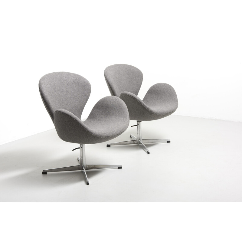 Pair of vintage Swan chairs by Arne Jacobsen - 1950s