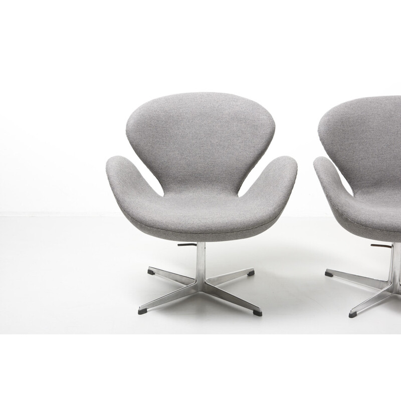 Pair of vintage Swan chairs by Arne Jacobsen - 1950s
