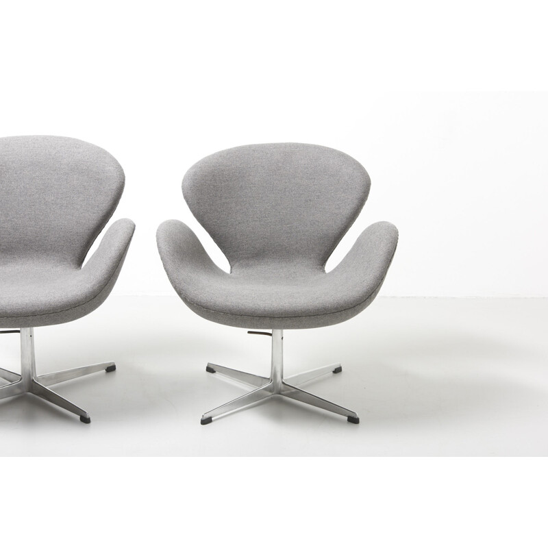 Pair of vintage Swan chairs by Arne Jacobsen - 1950s