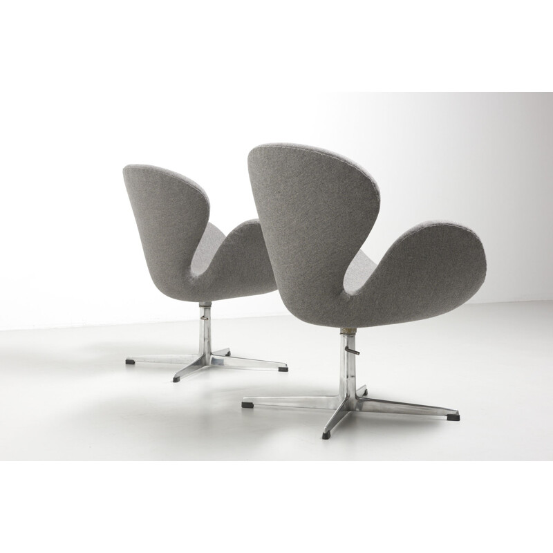 Pair of vintage Swan chairs by Arne Jacobsen - 1950s