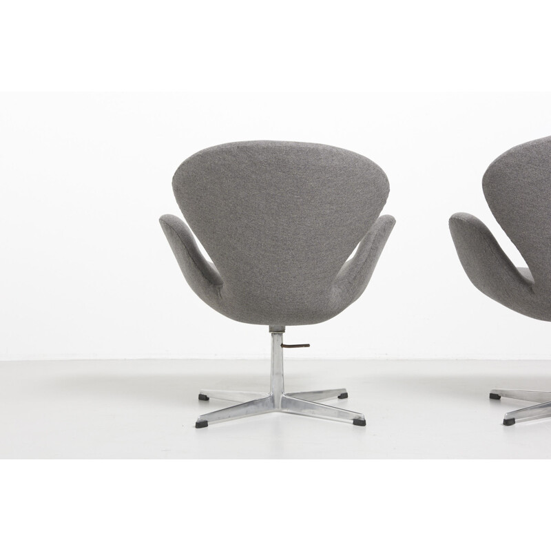 Pair of vintage Swan chairs by Arne Jacobsen - 1950s