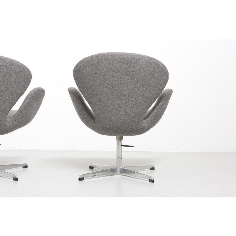 Pair of vintage Swan chairs by Arne Jacobsen - 1950s