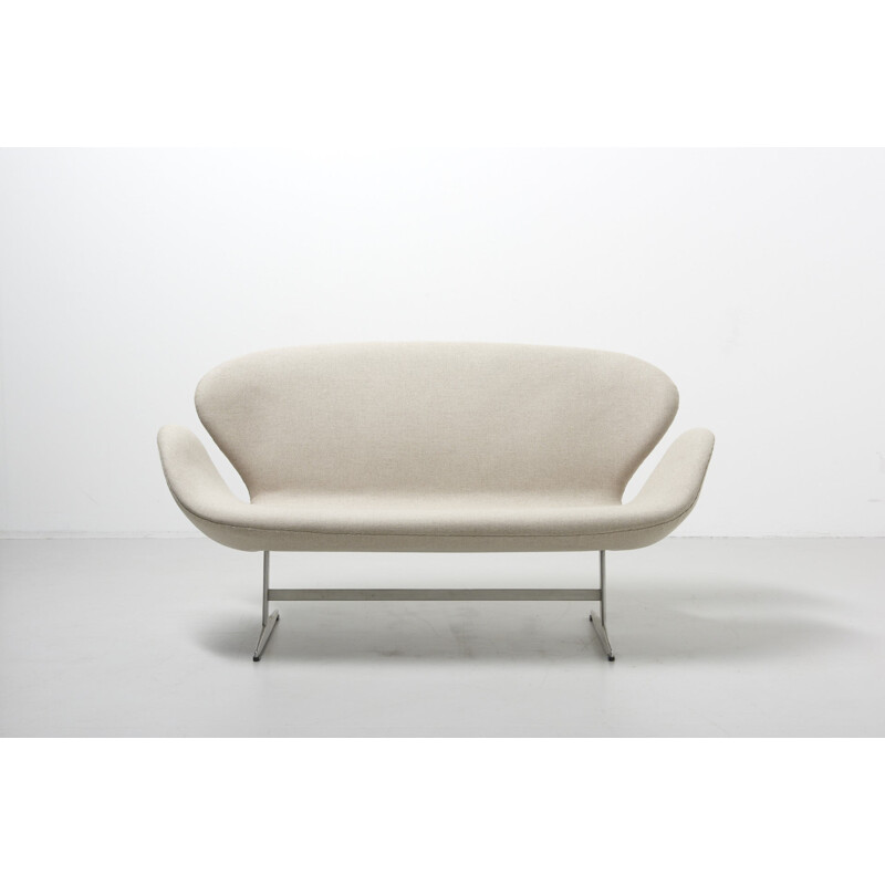 Vintage Swan Sofa by Arne Jacobsen - 1960s
