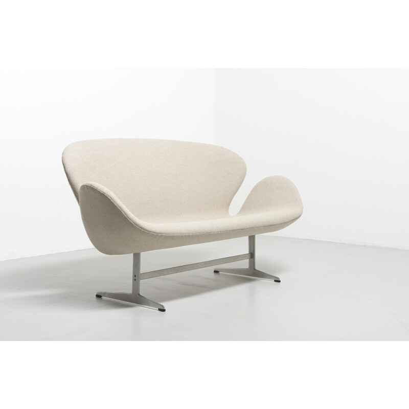 Vintage Swan Sofa by Arne Jacobsen - 1960s