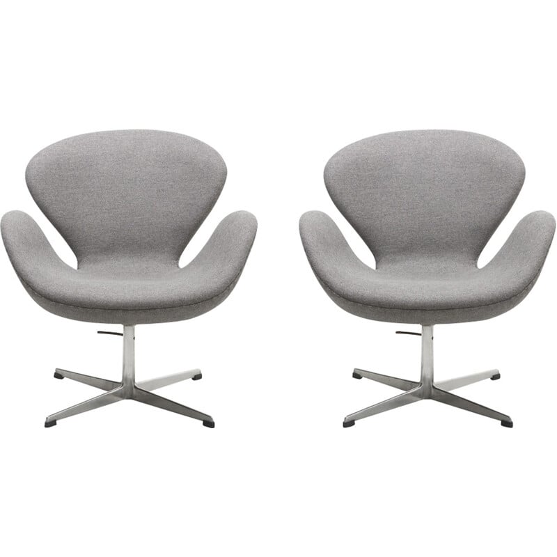 Pair of vintage Swan chairs by Arne Jacobsen - 1950s