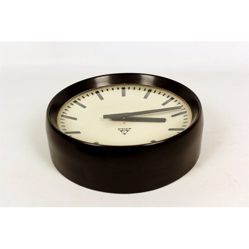 Horloge vintage en Bakélite par Pragotron - 1950