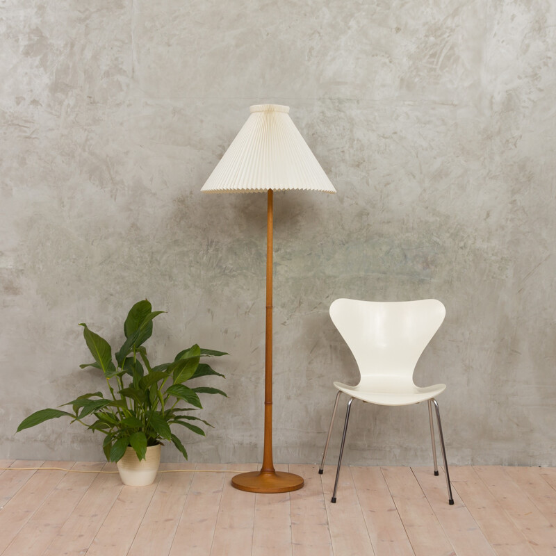 Lampadaire vintage en teck avec abat-jour par Le Klint - 1960