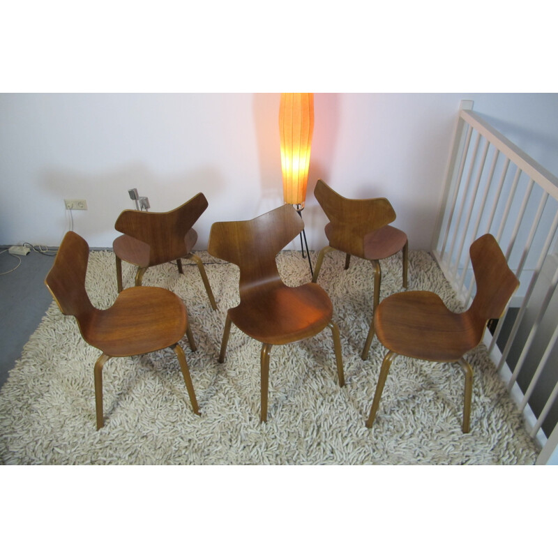 Set of 5 scandinavian chairs in teak and walnut, Arne JACOBSEN - 1960s