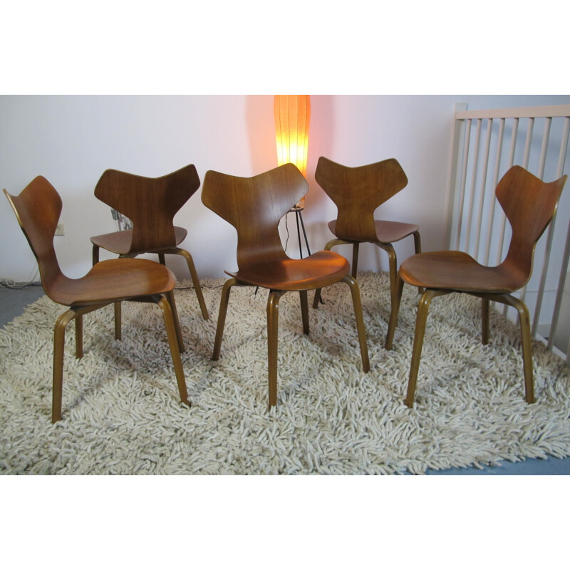 Ensemble de 5 chaises scandinaves en teck et noyer, Arne JACOBSEN - 1960