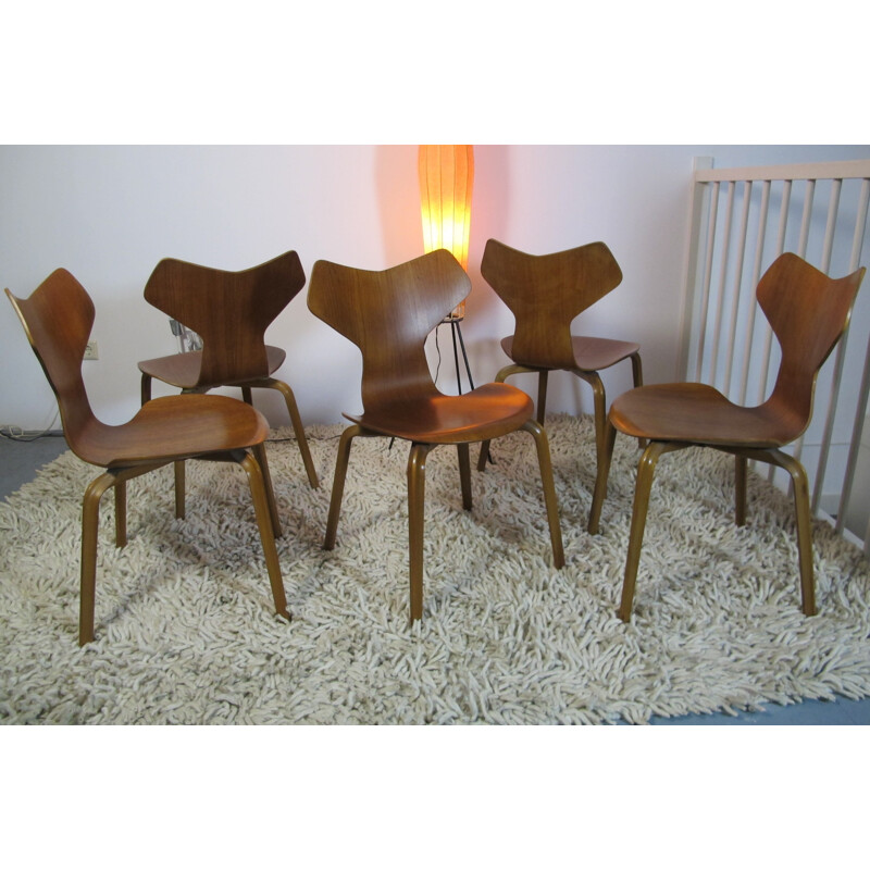 Set of 5 scandinavian chairs in teak and walnut, Arne JACOBSEN - 1960s