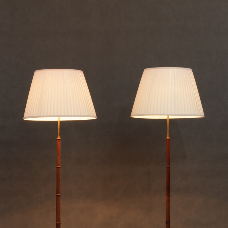 Paire de lampadaires vintage en teck et laiton avec de nouveaux abat-jours en coton - 1960