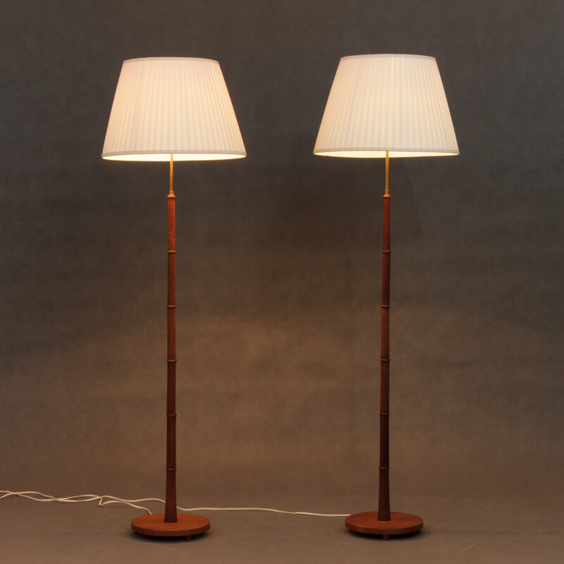 Paire de lampadaires vintage en teck et laiton avec de nouveaux abat-jours en coton - 1960