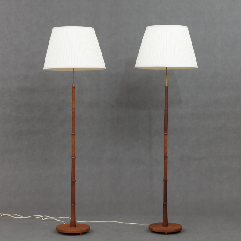 Paire de lampadaires vintage en teck et laiton avec de nouveaux abat-jours en coton - 1960