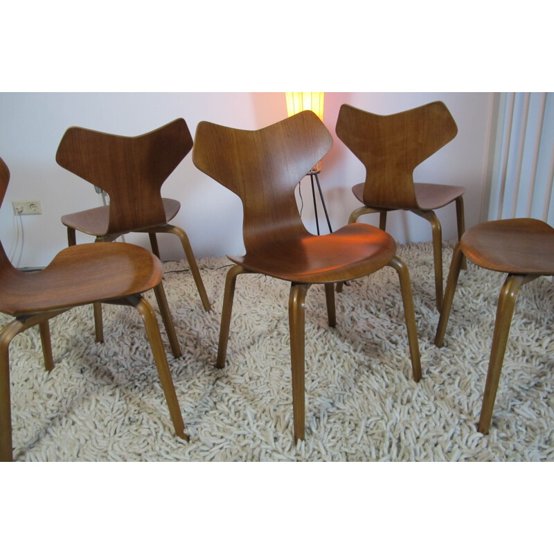 Set of 5 scandinavian chairs in teak and walnut, Arne JACOBSEN - 1960s