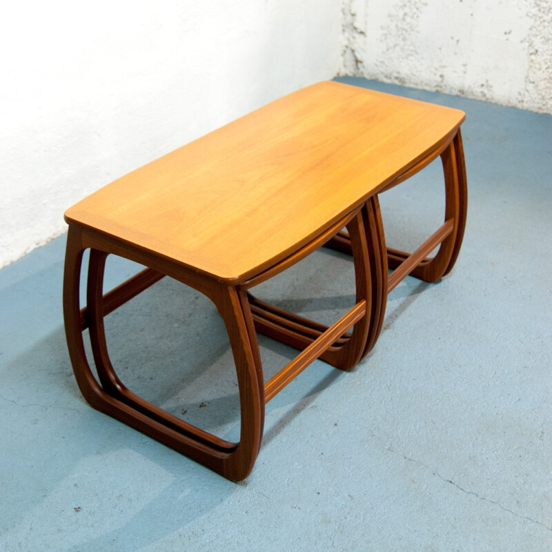 Suite de tables gigognes scandinaves en teck - 1960