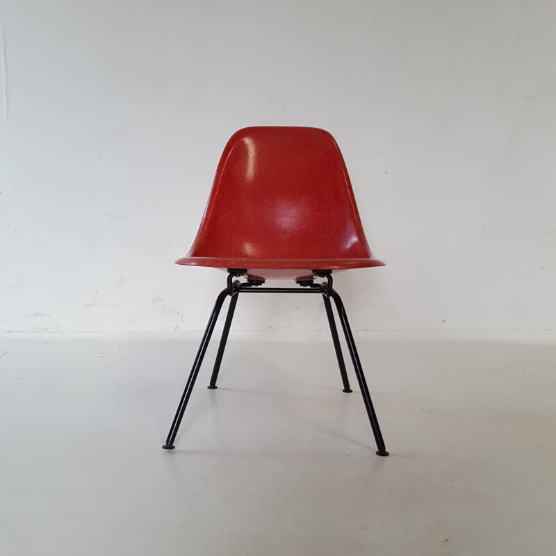 Chaise rouge vintage par Charles et Ray Eames - 1960