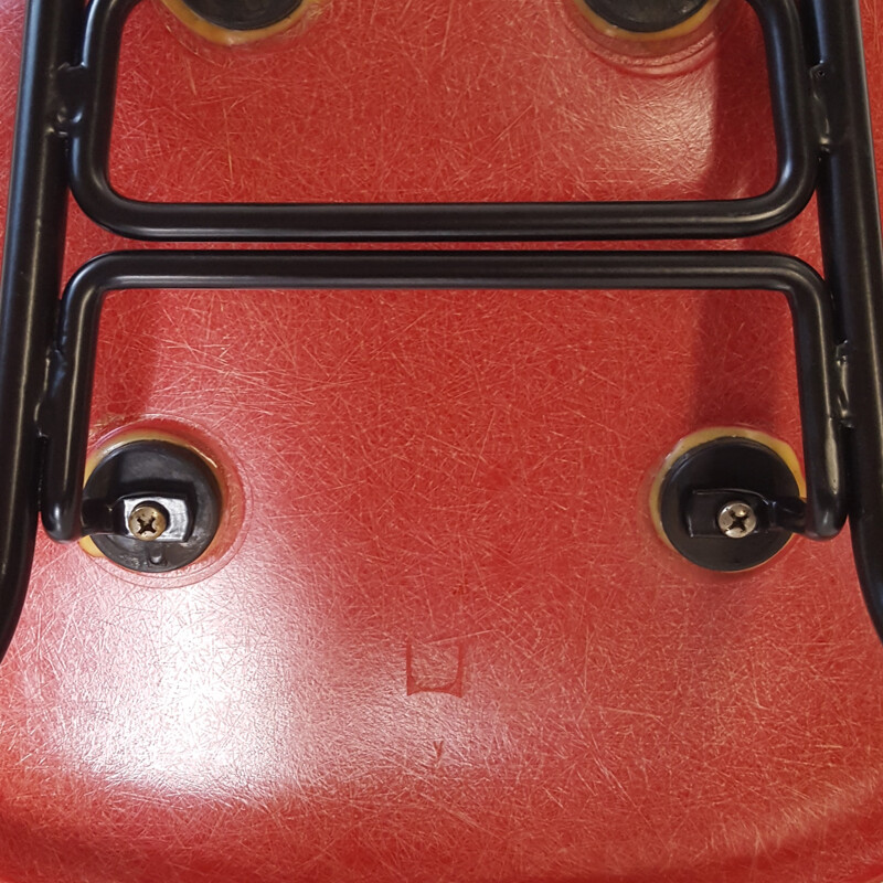 Chaise rouge vintage par Charles et Ray Eames - 1960