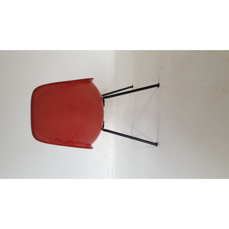 Chaise rouge vintage par Charles et Ray Eames - 1960