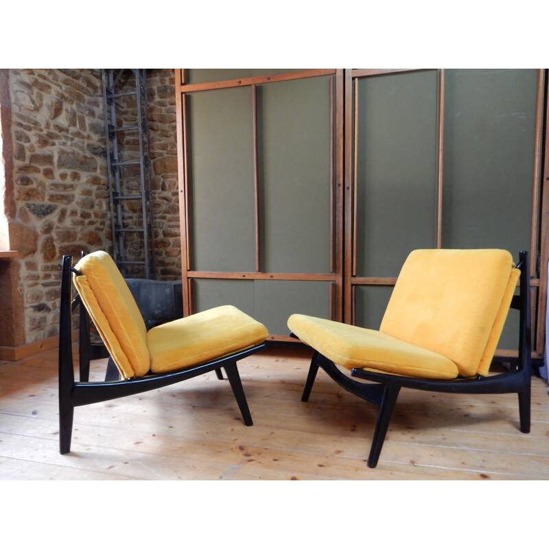 Paire de fauteuils en bois laqué et tissu jaune, Joseph André MOTTE - 1960
