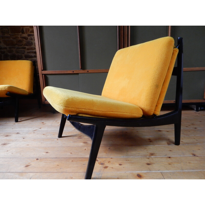 Paire de fauteuils en bois laqué et tissu jaune, Joseph André MOTTE - 1960
