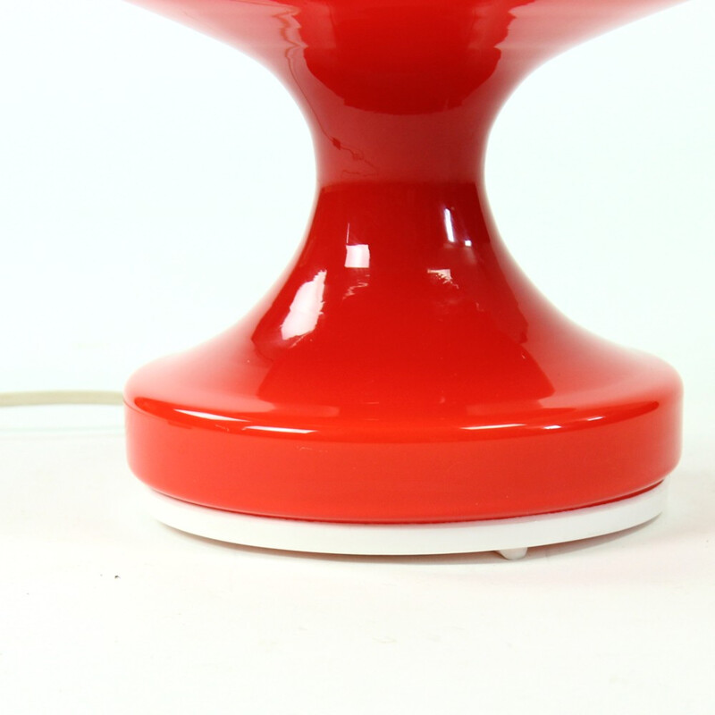Lámpara de escritorio vintage en cristal opal rojo de Stefan Tabery para OPP Jihlava, República Checa 1960
