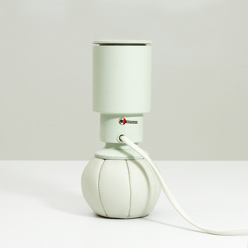 Vintage white "600c" table lamp by Gino Sarfatti for Arteluce - 1970s