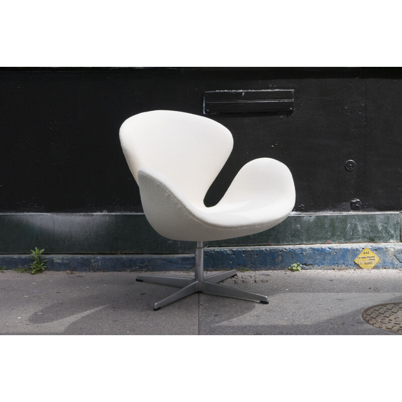 Pair of "Swan Chair" armchairs by Arne Jacobsen for Fritz Hansen - 1990s