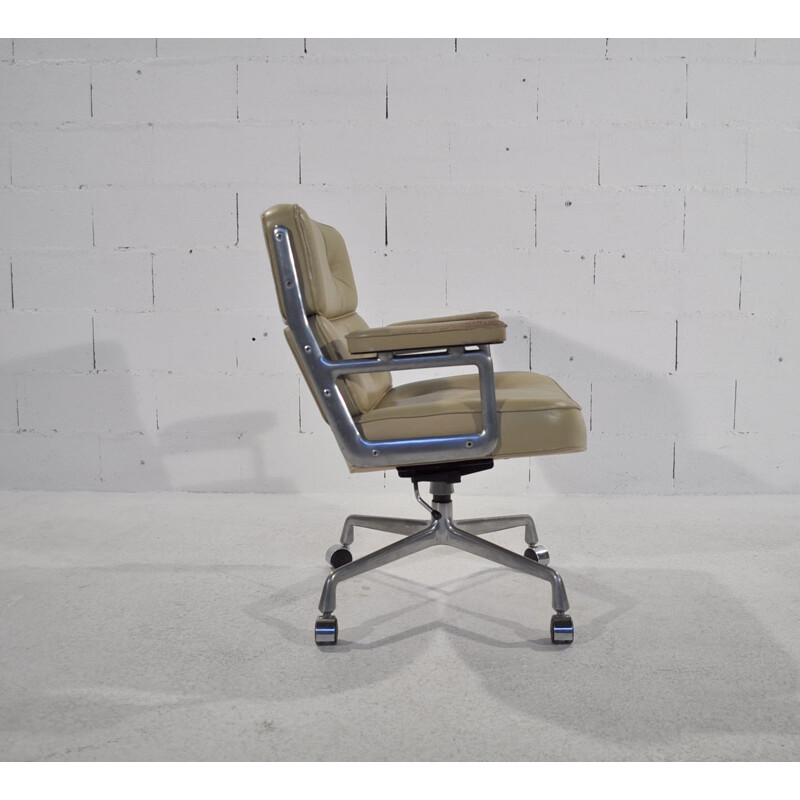 Fauteuil de bureau Lobby Chair en cuir crème, EAMES - 1970