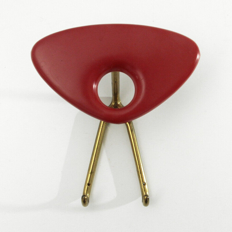 Porte-manteau en plastique rouge et laiton - 1950