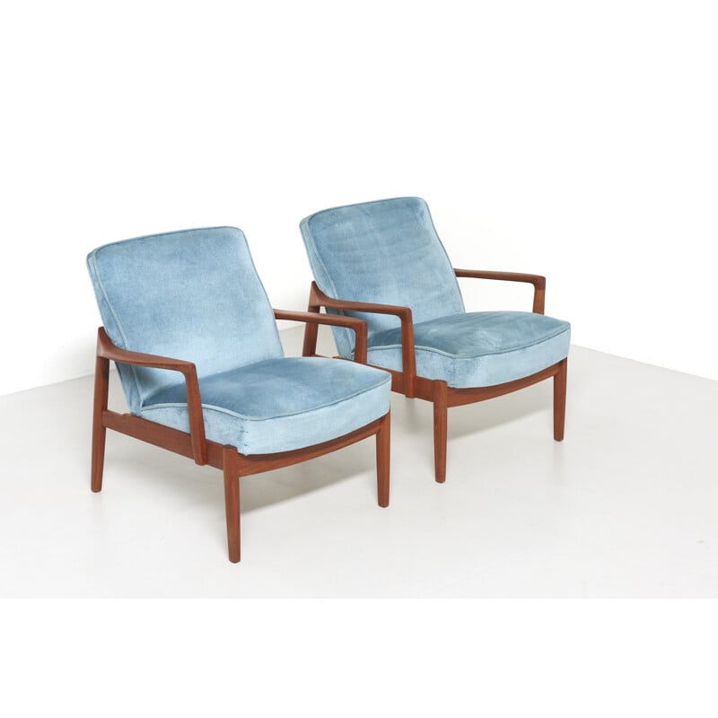 Suite de 2 fauteuils lounge en velours bleu en teck par Tove & Edvard Kindt-Larsen - 1958