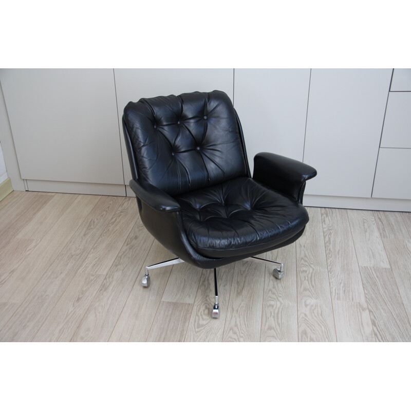 Vintage armchair in black leather and chroom plated steel with wheels - 1960s