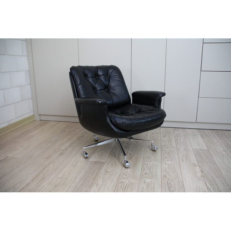 Vintage armchair in black leather and chroom plated steel with wheels - 1960s