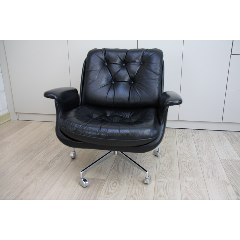 Vintage armchair in black leather and chroom plated steel with wheels - 1960s