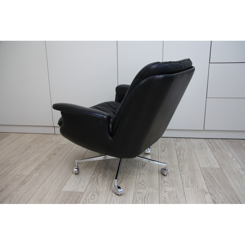 Vintage armchair in black leather and chroom plated steel with wheels - 1960s