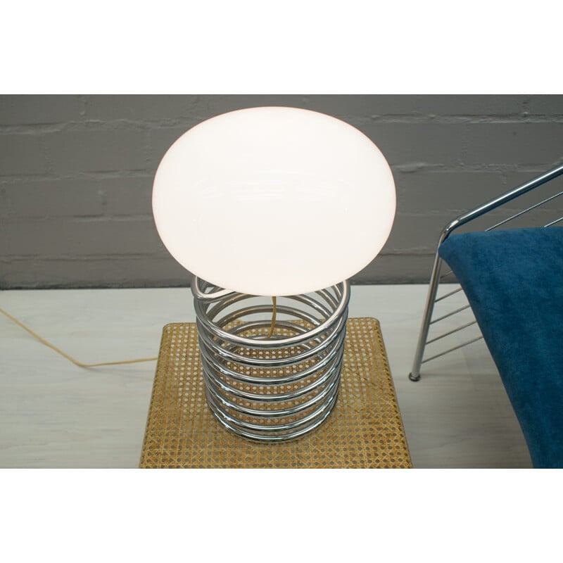 Lampe de table vintage chromée avec abat-jour ovale en verre opalin - 1960