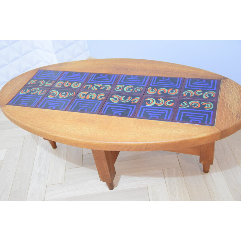 Table basse vintage en chêne avec céramique bleue par Guillerme et Chambron - 1970