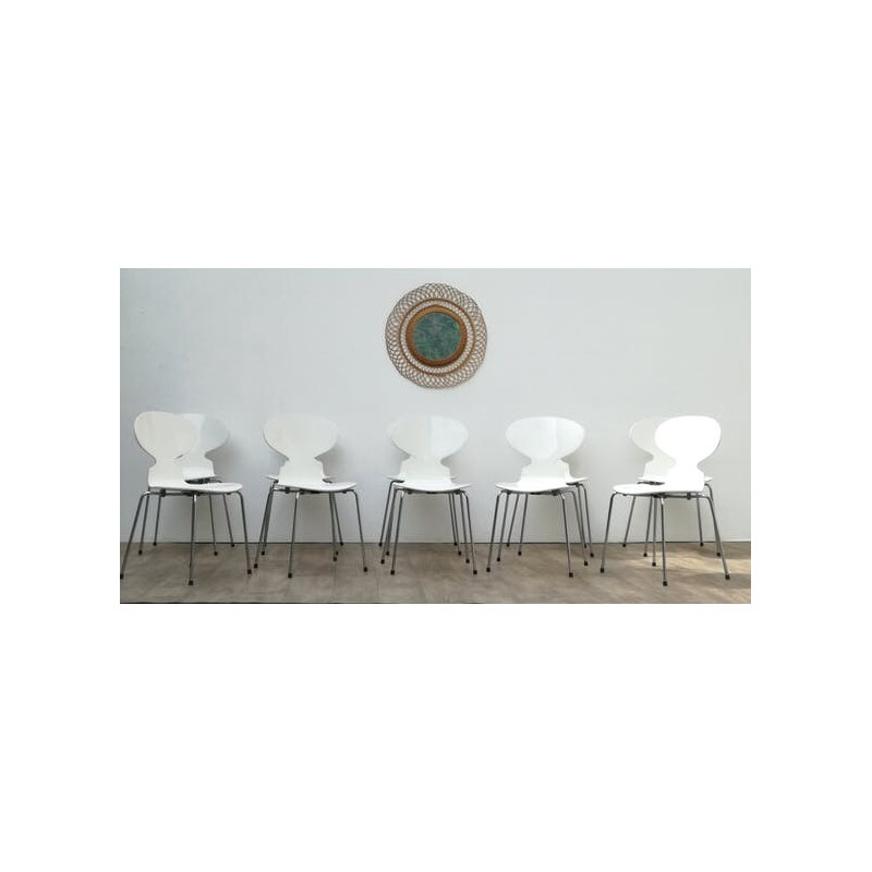 Suite de 10 chaises scandinaves "Fourmi" de Arne Jacobsen - 1979