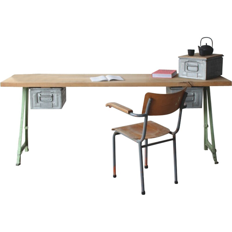 Table de travail avec vieux châssis de machine - 1960