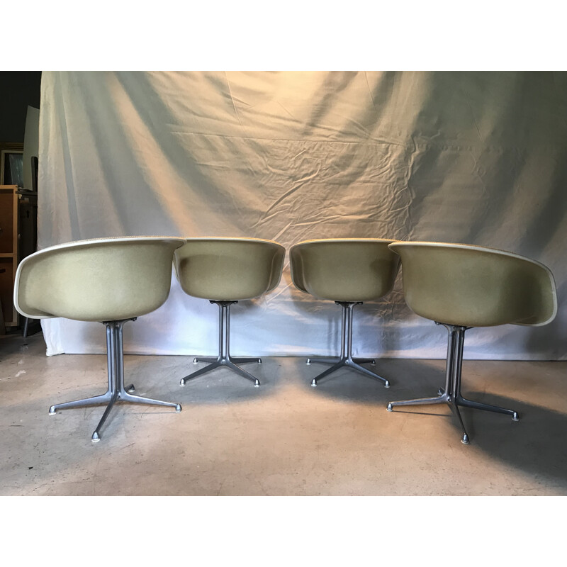 Suite de 4 fauteuils vintage en tissu beige par Eames - 1960